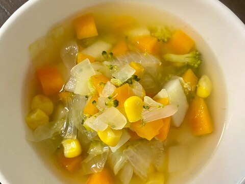 野菜たっぷり！簡単コンソメスープ